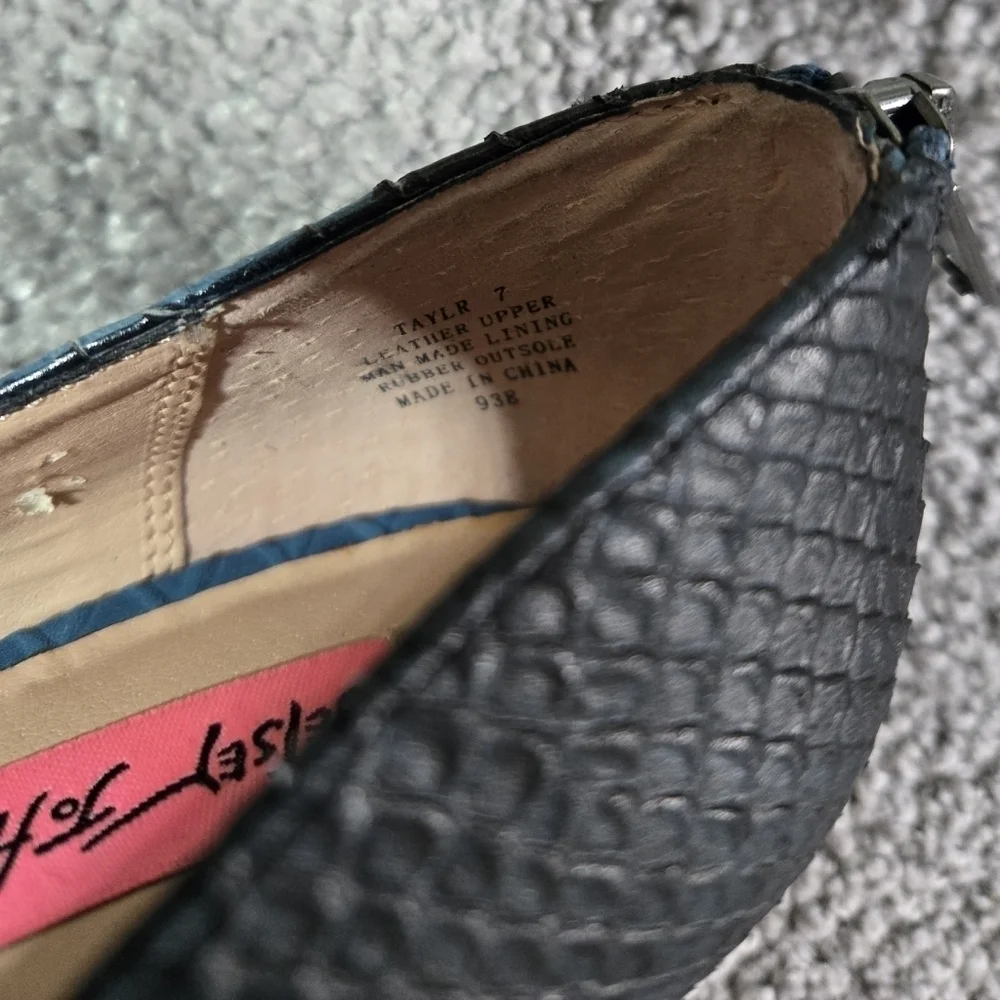 Betsey Johnson Taylr Blue Black Leather Snake Texture Embossed Pumps Party